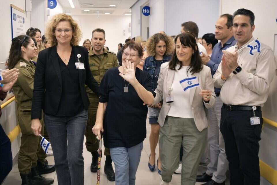 חנה פרי מקיבוץ ניר עוז משתחררת מאשפוזה במרכז הרפואי וולפסון כשהיא מלווה במנכ״לית ביה״ח ד״ר ענת אנגל ומנהלת הסיעוד, אורנה צבי , דימיטרי ירושצקי, דוברות וולפסון