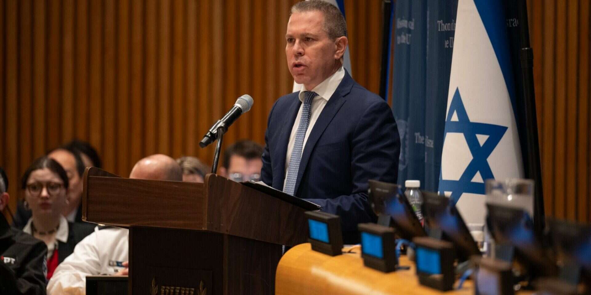 השגריר ארדן במהלך האירוע , שחר עזרן
