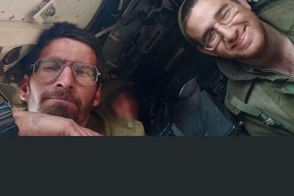 תמונה אחרונה בתוך הטנק בעזה. סמל יקיר ידידיה שינקולבסקי (מימין) וסרן איתן פיש , ללא