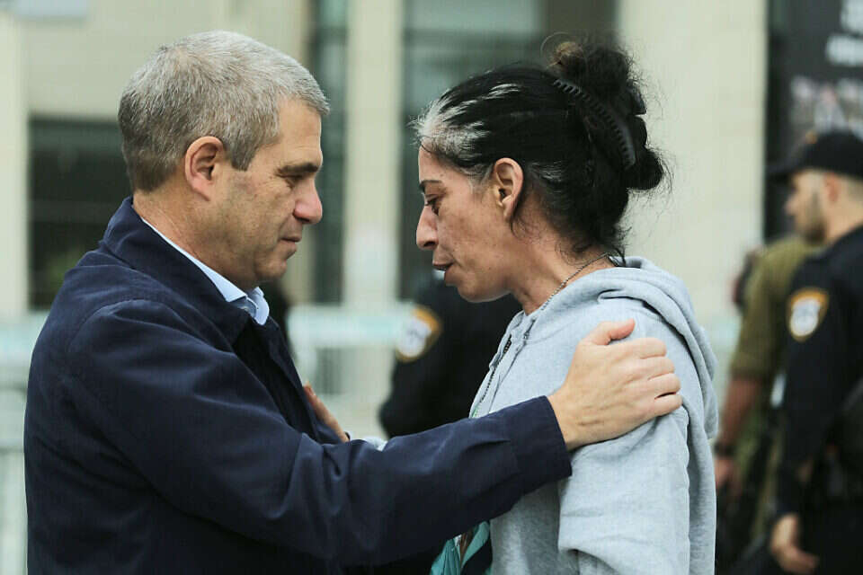 משפחות החטופים מחוץ לפגישה עם קבינט המלחמה , גדעון מרקוביץ