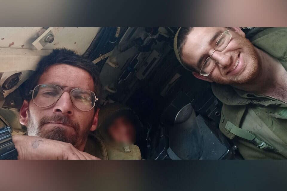 תמונה אחרונה בתוך הטנק בעזה. סמל יקיר ידידיה שינקולבסקי (מימין) וסרן איתן פיש , ללא