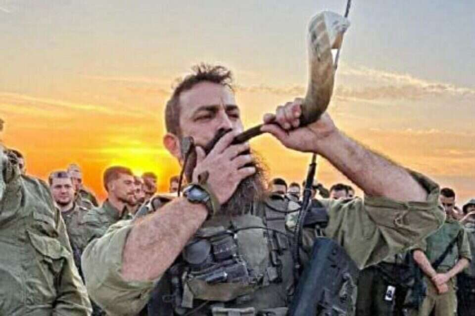 מרוחם של המקבים שאבנו עוז. בתמונה: סא"ל איתמר איתם, מג"ד 6828, יוצא לקרב בראש לוחמיו , שימוש לפי סעיף 27א' לחוק זכויות יוצרים 