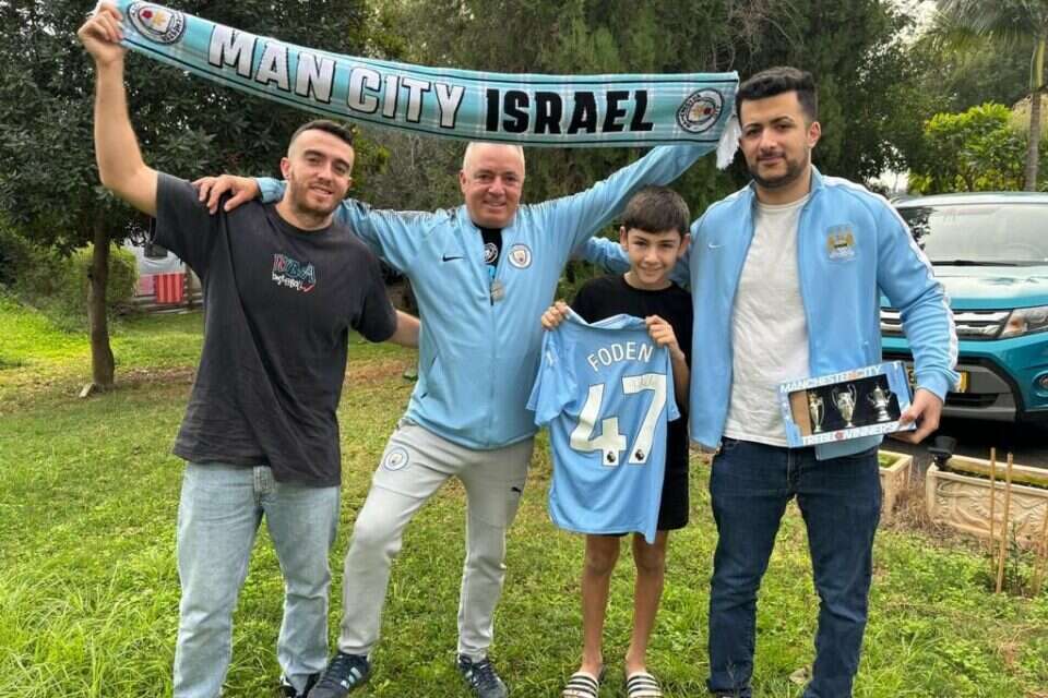 איתן יהלומי עם החולצה של פיל פודן , קבוצת אוהדי מנצ'סטר סיטי בישראל