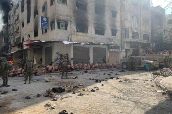 אחרי תמונות הכניעה ההמונית - הפלשתינים מכחישים: "לא מדובר במחבלים"; דובר  צה"ל: "בודקים מי מקושר לחמאס" | ישראל היום