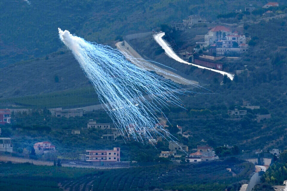 פגז ככל הנראה עם זרחן לבן מתפוצץ מעל כפר כילא בלבנון, בחודש שעבר , אי.פי
