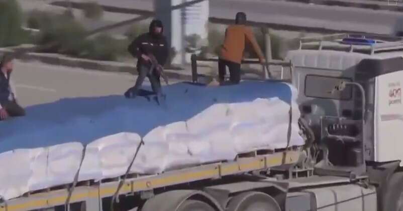 מחבלים חמושים על משאיות סיוע הומניטרי , רשתות ערביות