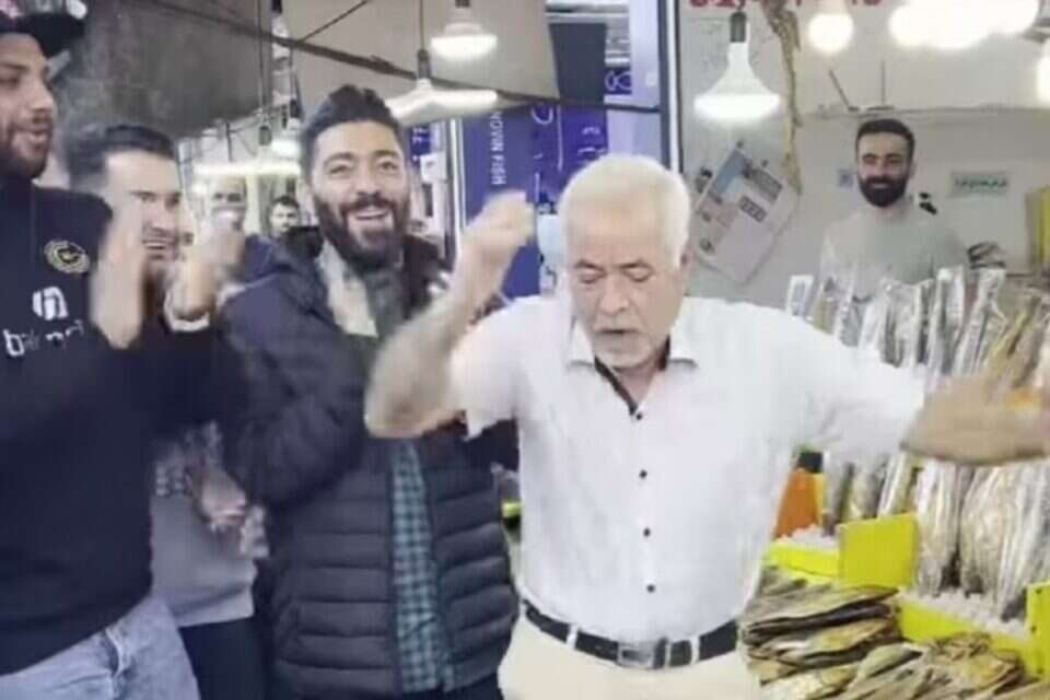 ה"סבא המרקד" האיראני בשוק בעיר רשאת , ללא