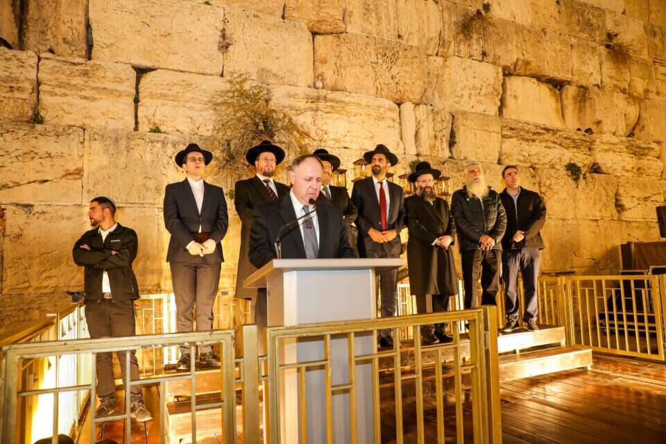 הדלקת נרות בכותל בהשתתפות שורדי שואה , קונסטנטין גרוסמן