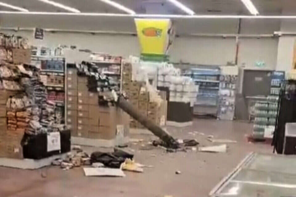 רסיס רקטה בתוך סופר באשדוד | ישראל היום