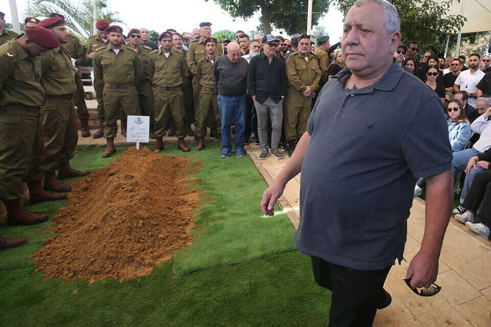 השר איזנקוט ליד קבר בנו (ארכיון) , ללא
