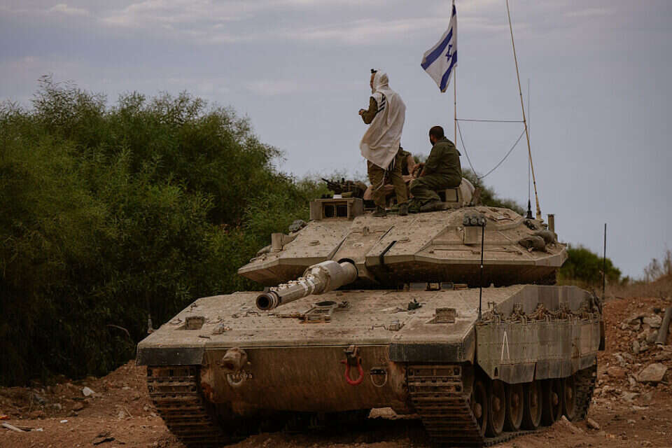 חייל מתפלל על טנק סמוך לגבול לבנון , צילום: אייל מרגולין/ג׳יני