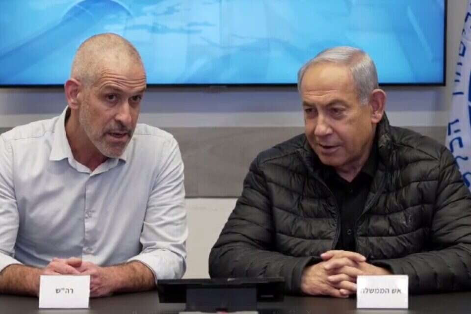 נתניהו ורונן בר בהערכת מצב (ארכיון) , ללא