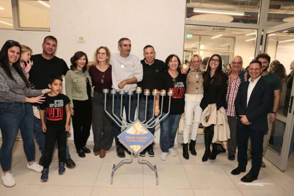 נציגי נירים בהדלקת נרות עם תושבי שכונת הפארק  , דיאגו מיטלברג