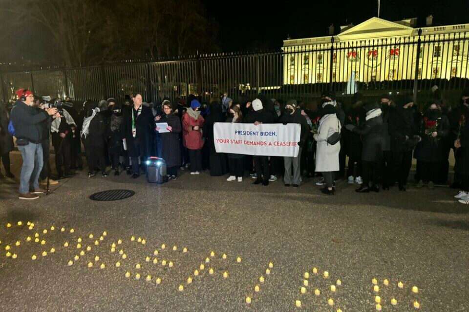 עובדי הממשל מוחים נגד המלחמה מחוץ לבית הלבן , ללא