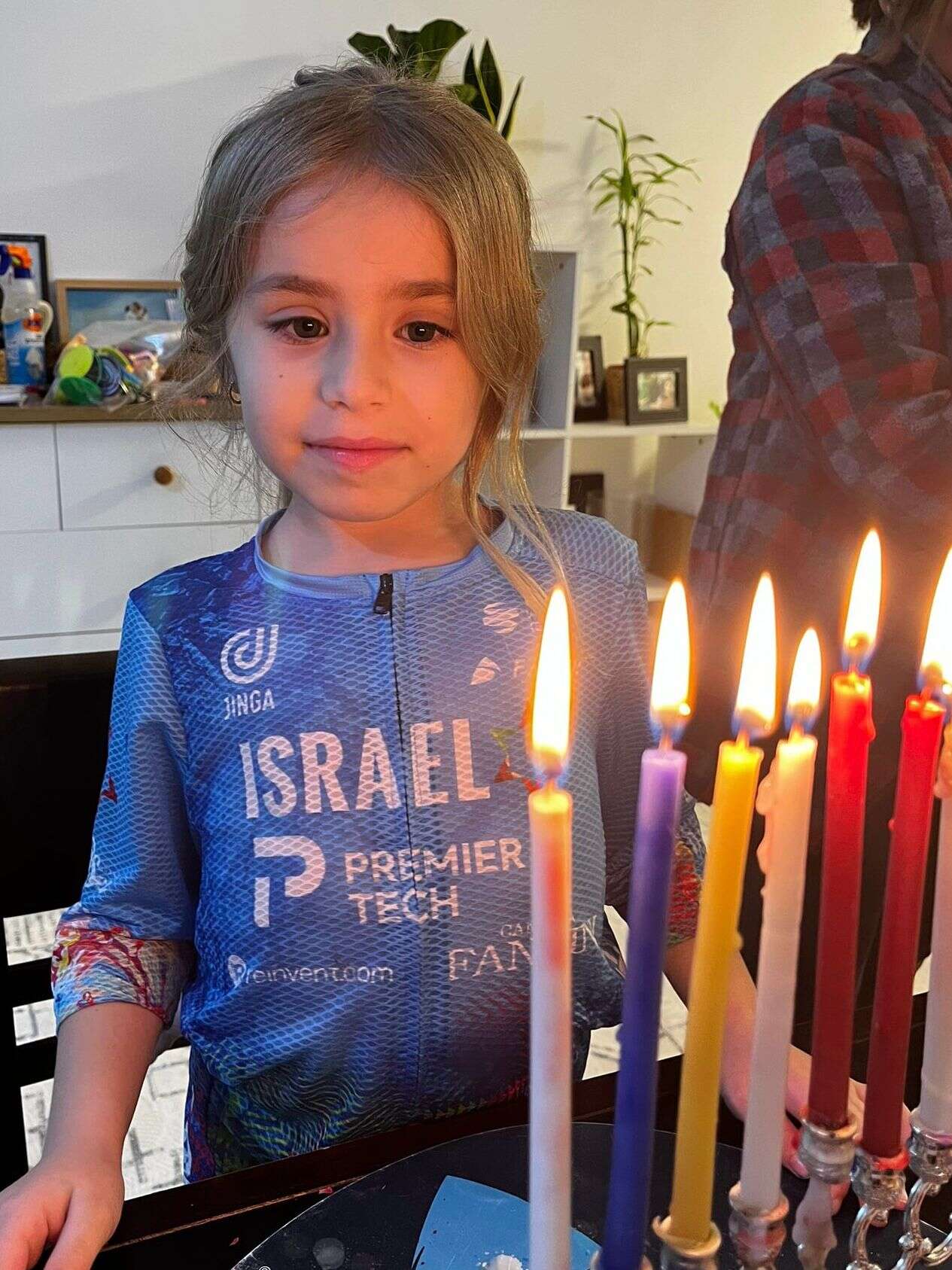 ביתו של תומר עם חולצת ישראל פרמייר טק , באדיבות משפחת שפירר