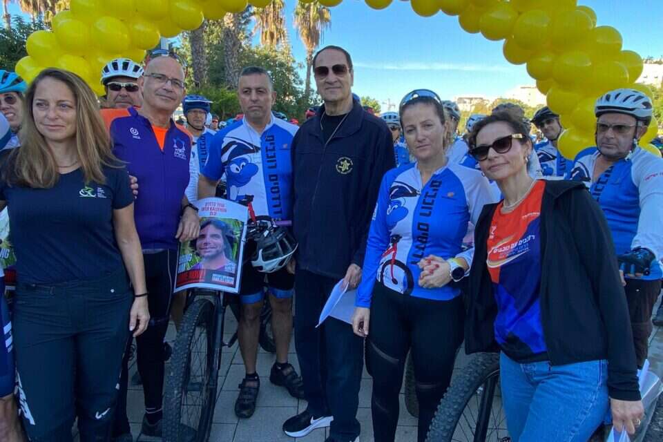 טל ברודי (במרכז) עם משתתפי רכיבת המחווה לחטופים , אור גליקמן
