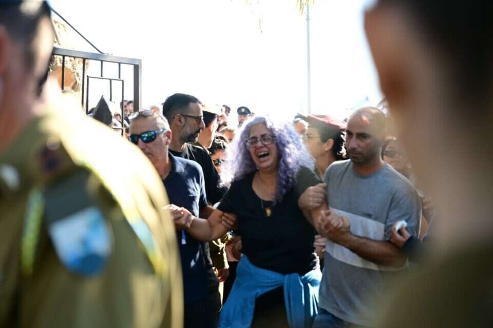 אמו של עוז שמואל ארדי ז"ל בלוויתו , יוסי זליגר