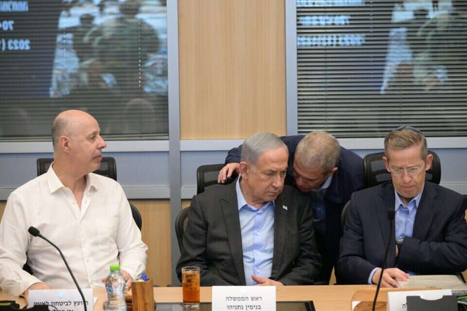 קבינט המלחמה מתכנס , עמוס בן גרשום /לע"מ
