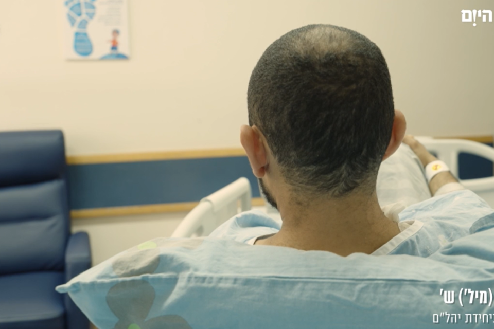 הלוחם שנפצע מרימון במהלך היתקלות עם שני מחבלים מדבר: