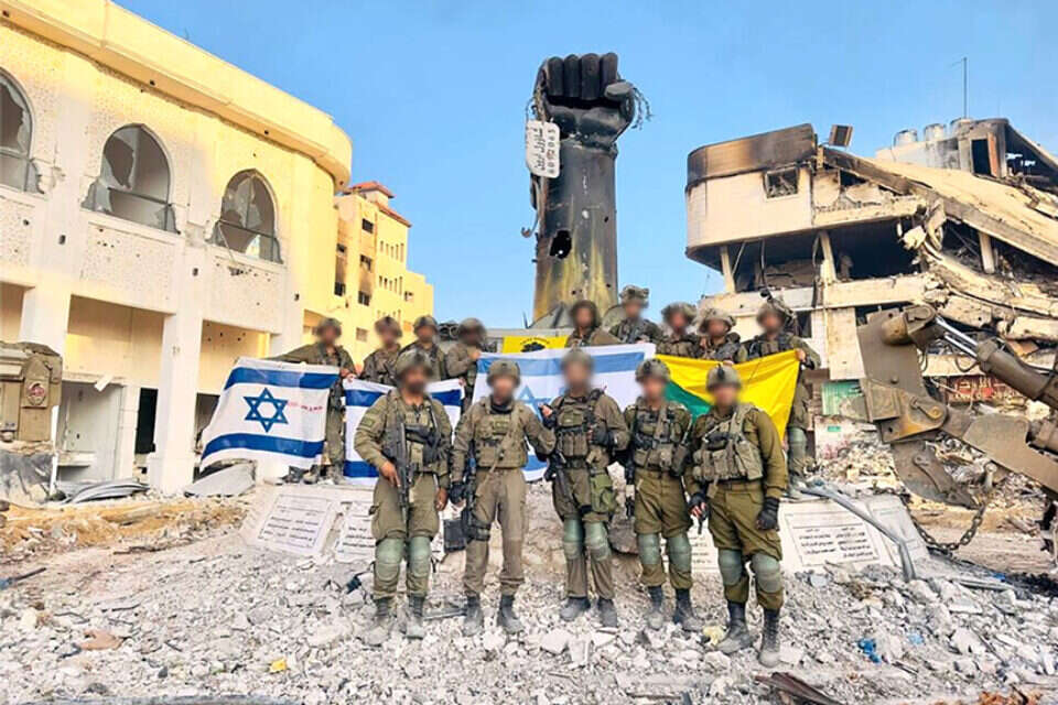 לוחמי גולני ב"כיכר פלשתין" עם הריסות הפסל שהילל את אסון הנגמ"ש , דובר צה"ל