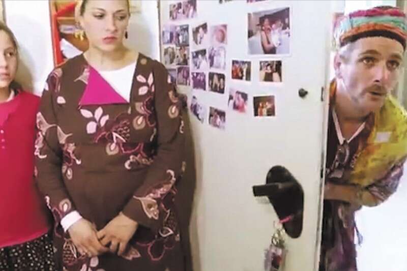 מי שחרד מהמודרנה ומחפש חיים במקלט בטוח,  יכול להצטרף לציבור החרדי. מתוך הפרסומת של חברת "באמונה"