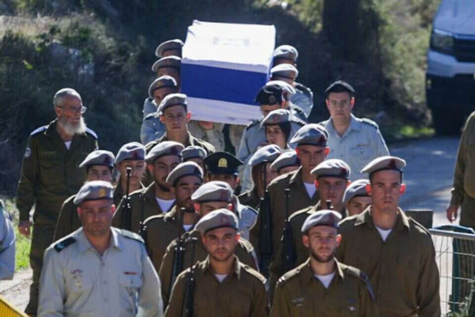 מלווים את ארונו של נתנאל בבית העלמין בכפר עציון , אורן בן חקון