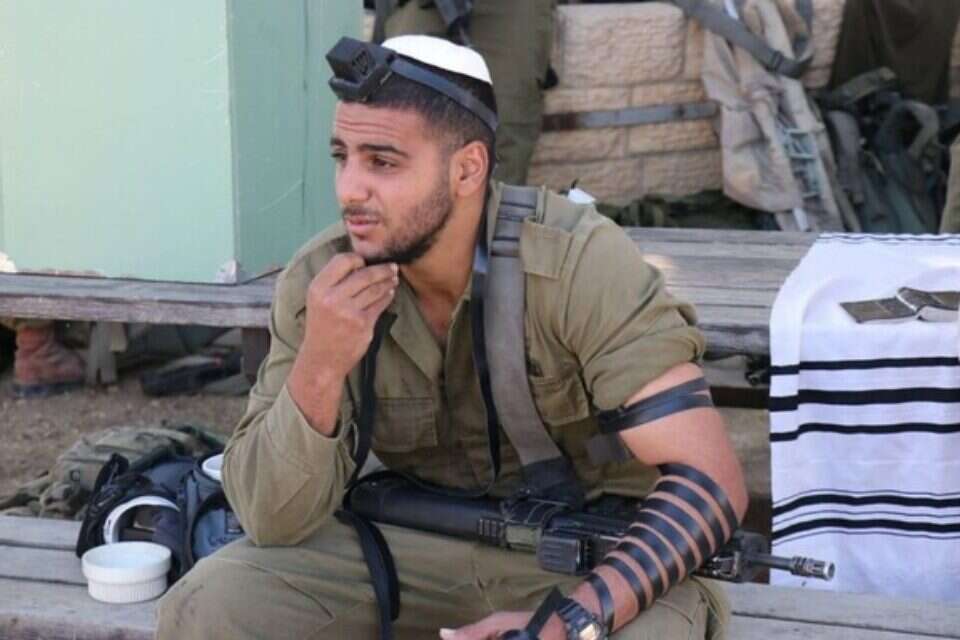 סמל לביא גיהסי , ללא