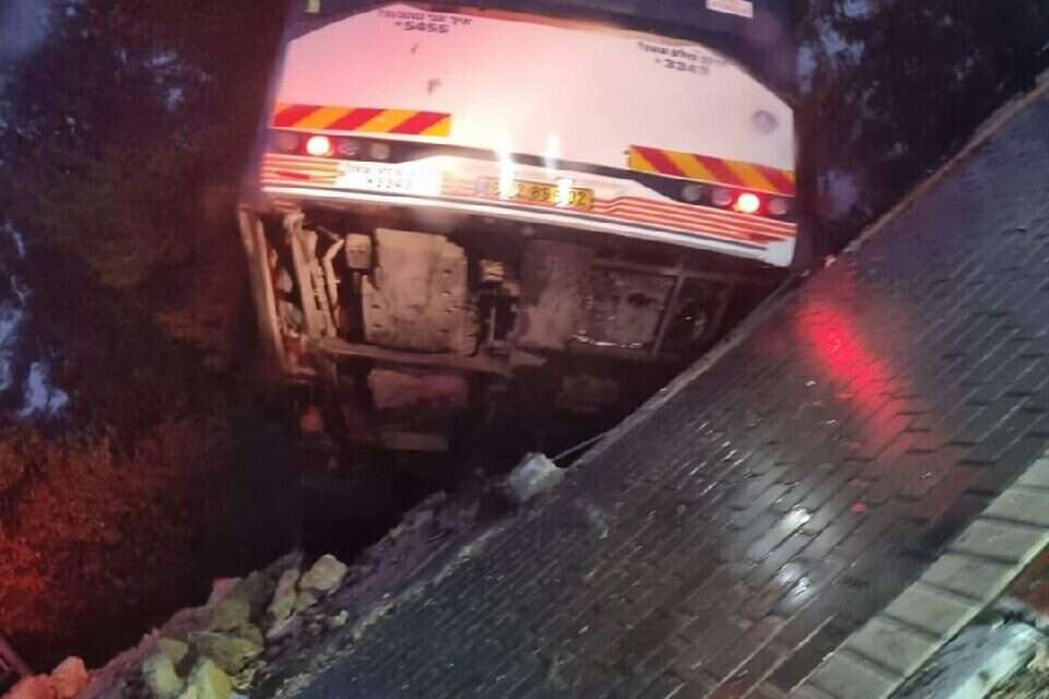 אוטובוס של נתיב אקספרס החליק ונפל לתוך העצים סמוך לכיכר הברז בשכונת כנען, צפת , שימוש לפי סעיף 27א לחוק זכויות יוצרים