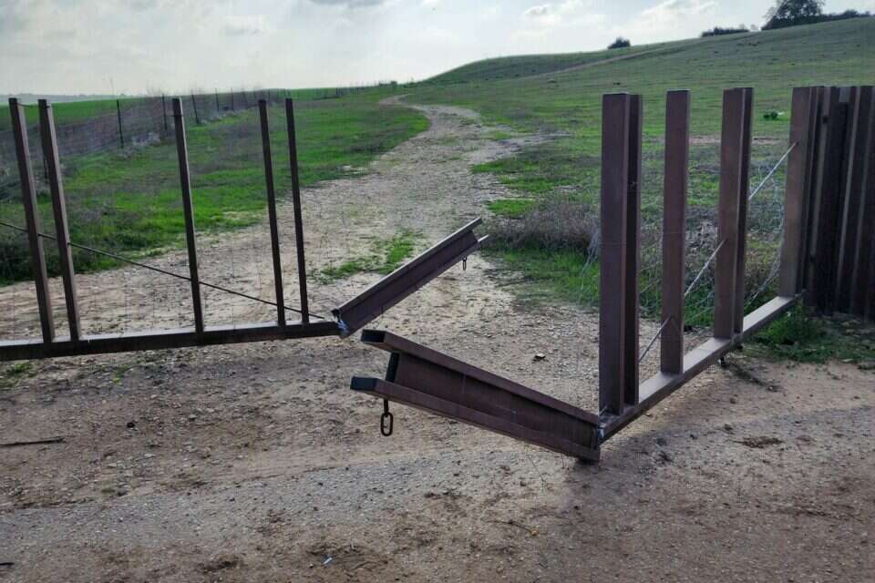 הכניסה שהושחתה  , ללא קרדיט 
