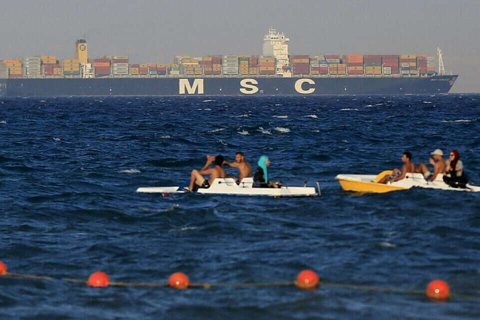 אוניית מכולות חולפת בתעלת סואץ (ארכיון) , רויטרס