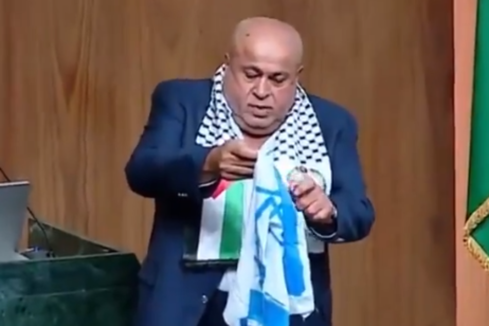 חבר הפרלמנט הירדני שורף את דגל ישראל לקול תשואות מהקהל , רשתות ערביות