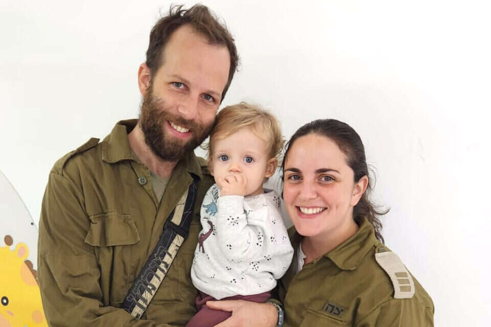 רותם וטוביה חקלאי עם בנם כרמל , באדיבות המצולמים