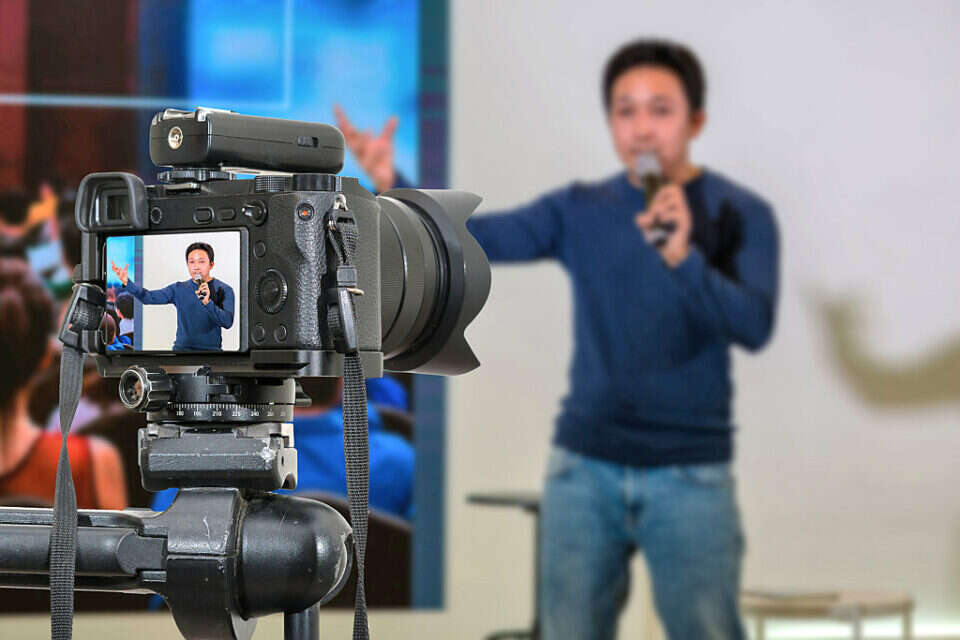 מצלמת Mirrorless. בקרוב מצלמות מקצועיות יכללו טכנולוגיות לזיהוי AI , Getty Images/iStockphoto