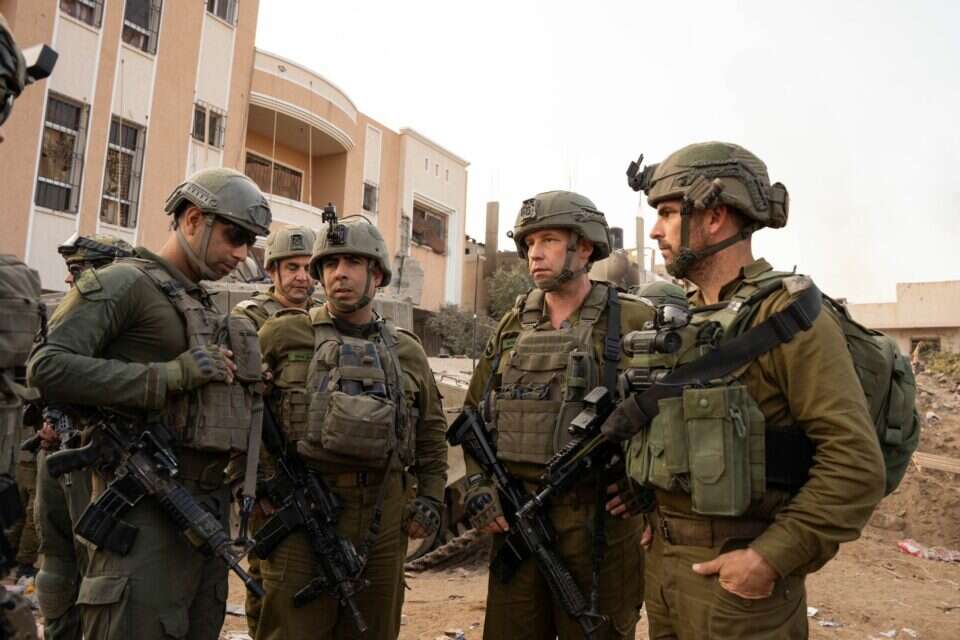 "ידענו שזה יהיה ארוך". מפקד פיקוד הדרום פינקלמן עם לוחמים בדרג׳ תופאח בעזה , דובר צה"ל