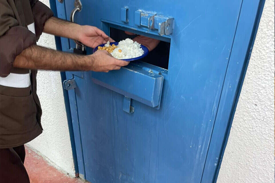 התנאים גוררים ביקורת , ללא
