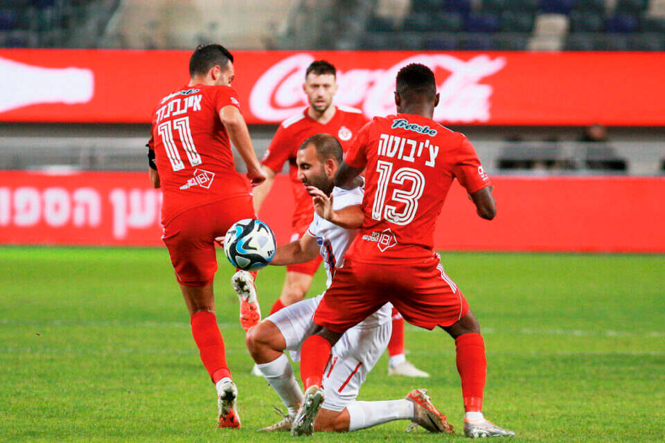 צ'יבוטה ואיינבינדר מקיפים את חוגי. משחק משוגע בבלומפילד , קובי אליהו