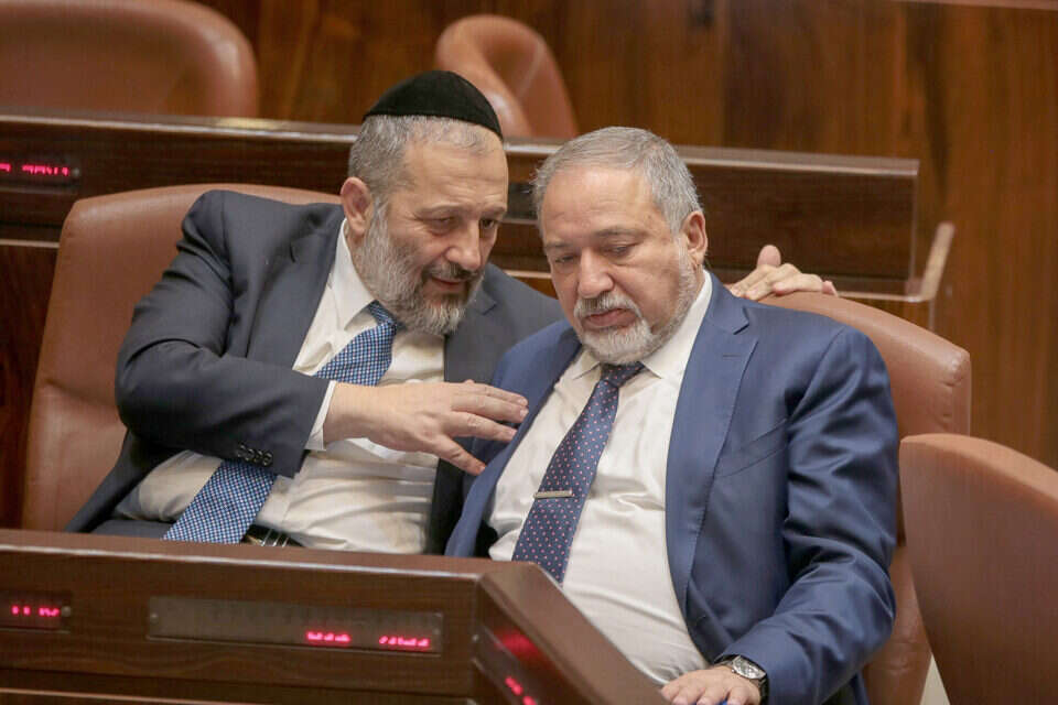 האתגר: להזיז את נתניהו מלשכת רה"מ לפני הבחירות , אורן בן חקון