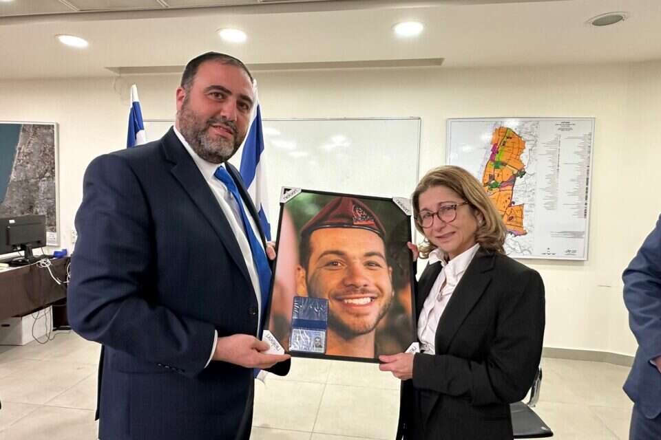 שר הפנים משה ארבל מעניק אזרחות כבוד לחלל צה"ל אלי ולנטין גנסיה הי"ד , לשכת שר הפנים