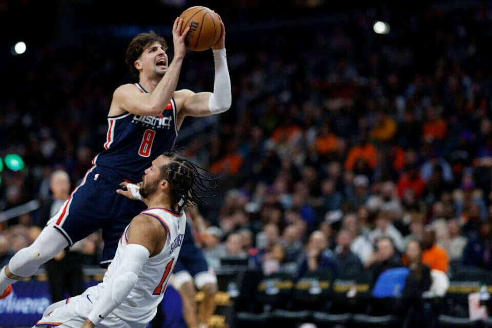 אבדיה דורס את ברונסון בדרך לסל, הלילה , USA TODAY Sports