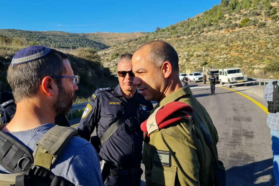 מפקד אוגדת איו"ש תת אלוף יקי דולף בזירת הפיגוע בצומת המשטרה , דוברות בנימין