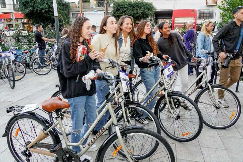 חברי קיבוץ רעים בתל אביב , יואב לביא