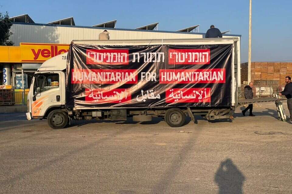 משפחות החטופים בניסיון לחסום את מעבר כרם שלום למשאיות הומניטריות (ארכיון) , ללא קרדיט