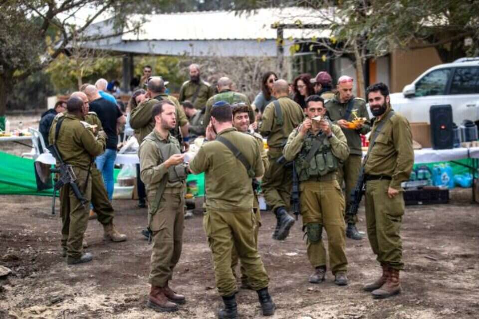 מילואימניקים בשטח כינוס (למצולמים אין קשר לכתבה) , אורן בן חקון
