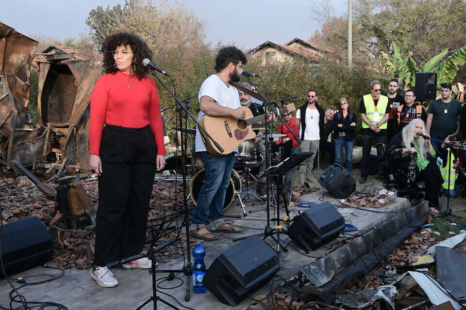 דניאל וייס על חורבות בית הוריו יהודית ושמוליק ז"ל
, יוסי זלינגר