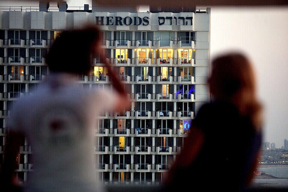 צעירים מול מלון בתל אביב שמארח מפונים (למצולמים אין קשר לכתבה) , משה שי