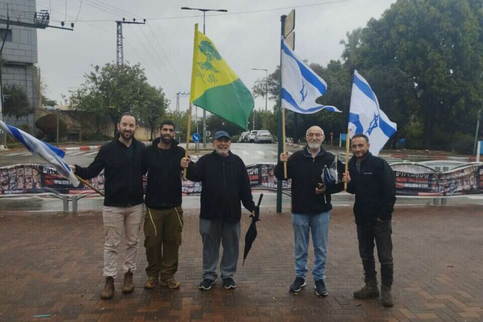 הפגנת מילואמניקים מול ביתו של גנץ , ללא