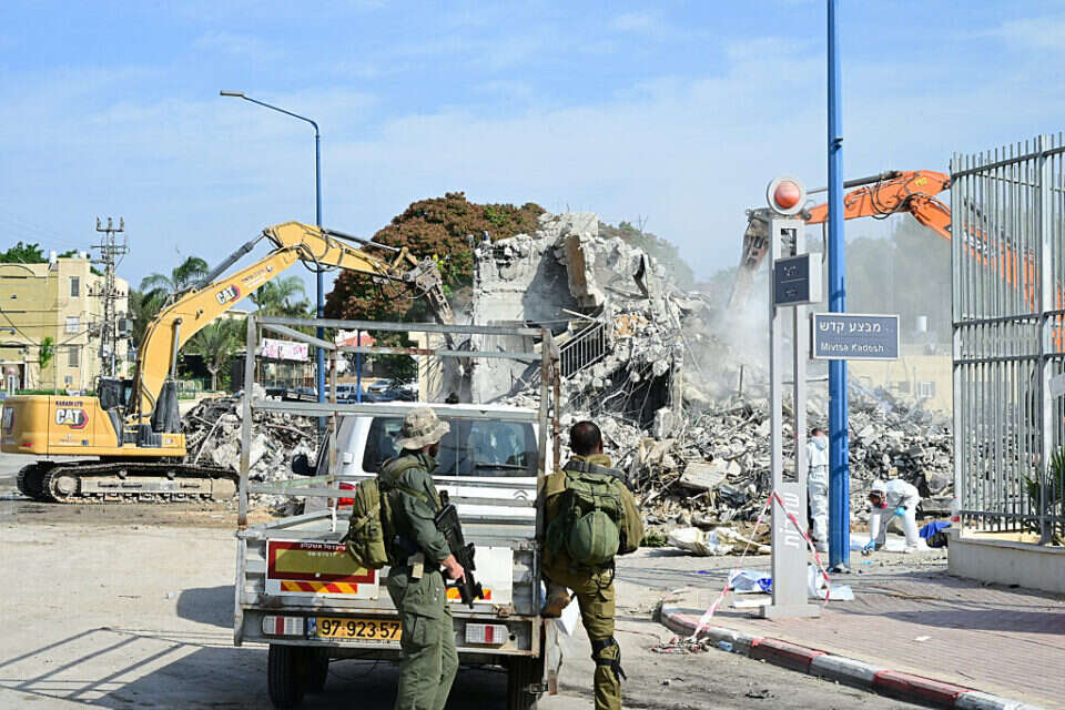 עבודות פינוי אחרי מתקפת שבעה באוקטובר בשדרות (ארכיון) , יוסי זליגר