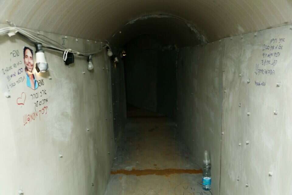 מנהרה המדמה את מנהרות חמאס בהם מוחזקים החטופים, כיכר החטופים בת"א , גדעון מרקוביץ