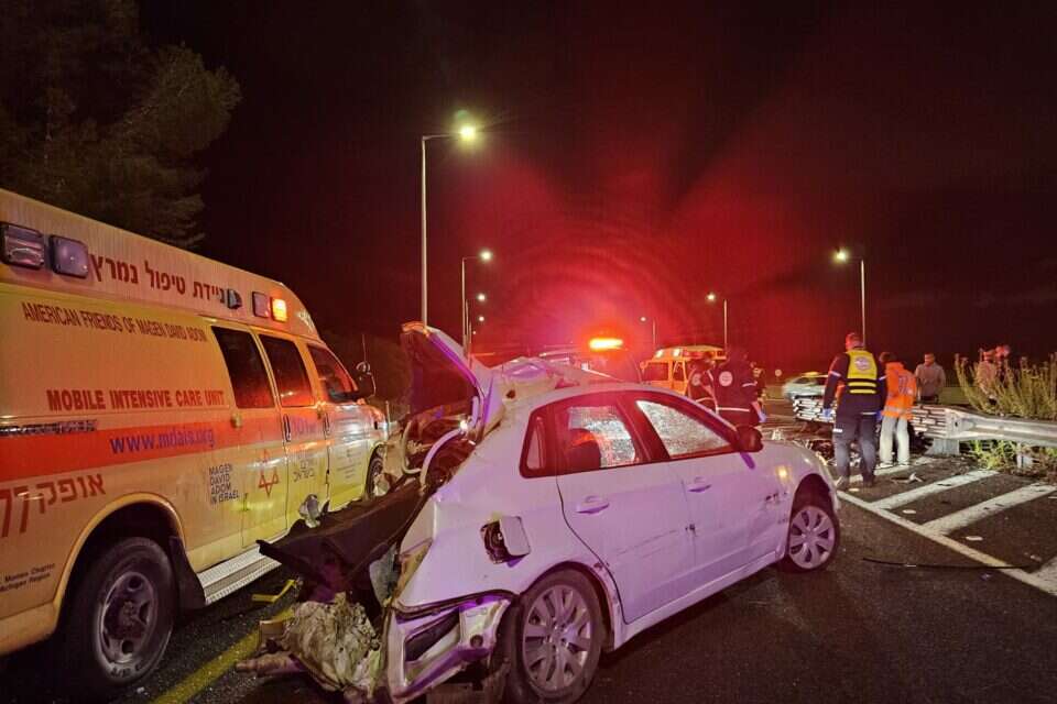הרכב שנפגע מהמשאית בזירת האירוע , מד"א