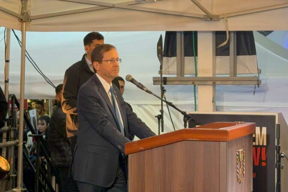 הרצוג נואם במחאת משפחות החטופים , מטה משפחות החטופים והנעדרים
